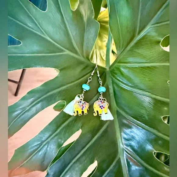 Howlite ~ Elephant earrings || Handmade - Picture 2 of 3